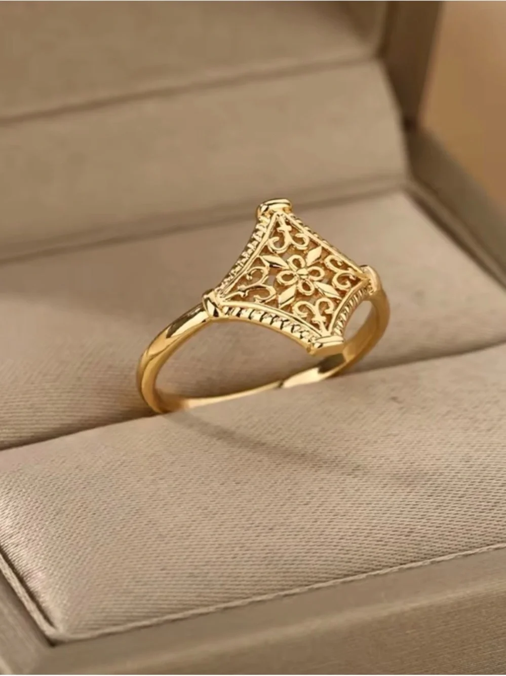 Vintage 18K Gold plated Hollow Flower Ring Jewelry